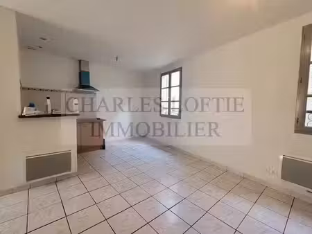 location appartement 3 pièces 52.95 m² à puy-l'evêque (46700)  495 €