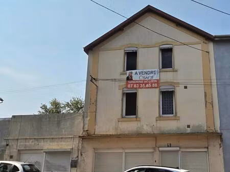 immeuble avec 5 appartements et 1 garage!