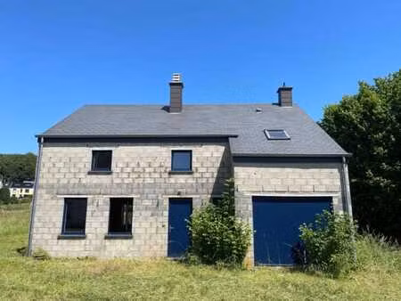 maison dans le village de les fossés