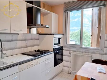 appartement t3 (ancien t4) avec balcon situé dans un secteur très recherché de saint-égrèv
