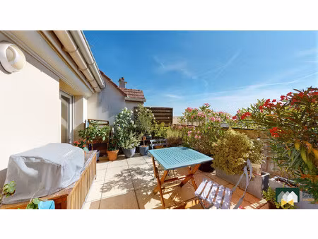 appartement en duplex avec terrasse cave et parking - mainvillie