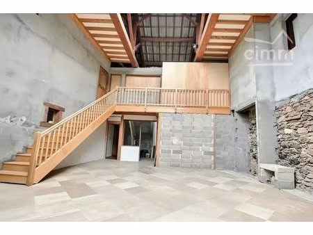 maison de village avec garage et piscine.
