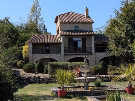 propriété en pierre composée de deux maisons  une piscine  jardins et lac