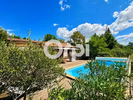 villa en bois avec piscine
