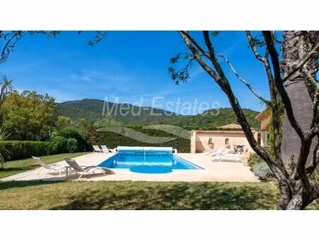 elegante villa provençale avec belle vue sur les montagnes