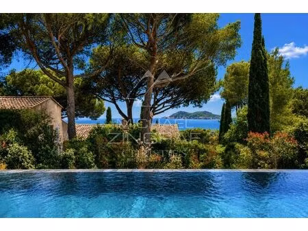 superbe propriété contemporaine avec une magnifique vue sur la mer à escalet