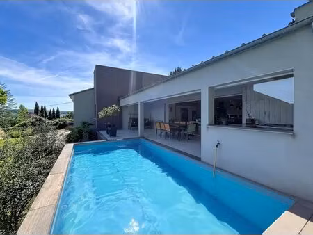 villa contemporaine avec piscine.