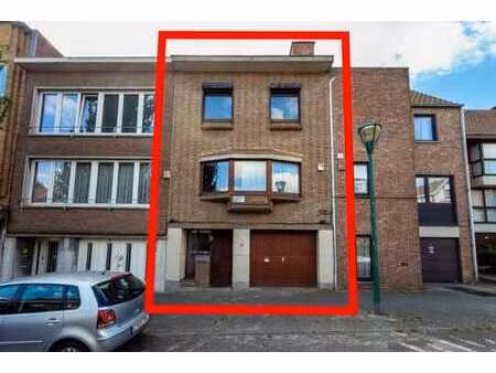 une maison avec jardin