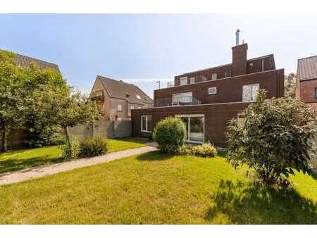 ruim gelijkvloers appartement met tuin en garagebox.