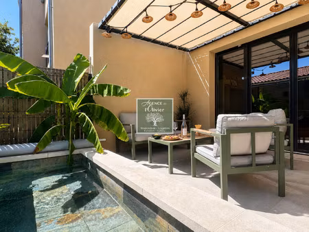 maison récente avec piscine à deux pas du village