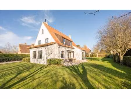 villa rénovée avec élégance sur un grand terrain dans un ...