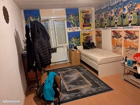 chambre dans un appartement partagé