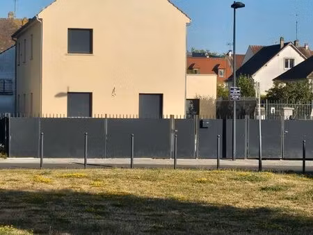 dans une maison toute neuve loue chambres pour étudiants/travailleurs/salariés