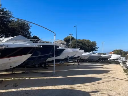 stationnement extérieur bateau camping-car food truck remorque