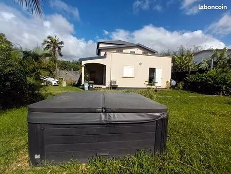 villa f4 meublée avec jacuzzi dans le jardin à ste anne