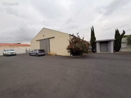 local avec bureau et stockage en zone industrielle