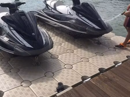 place au port jet ski cannes marina