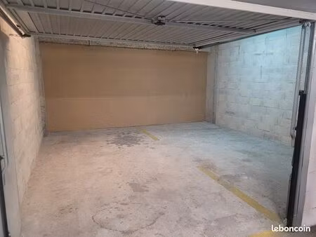 double box dans parking sécurisé