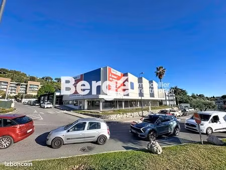 local commercial 1 900 m²