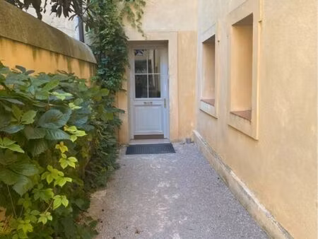 loue studio cosy plein centre d’aix immeuble de prestige