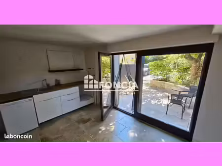 le tholonet - t1/2 lumineux de 24 m² avec terrasse et parking  au calme absolu de la route