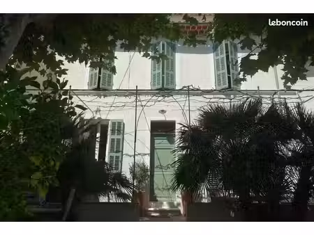 maison de caractère du xiv siècle (145m2) avec jardin : un havre de charme et de verdure a