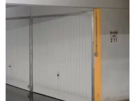 vente garage fermé gratte ciel