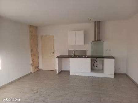 beau t2 de 54 m² + un parking cv eyragues