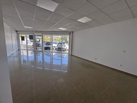 location locaux professionnels 1 pièce 38 m² à baie mahault (97122)  880 €