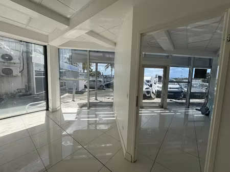 location locaux professionnels 3 pièces 65 m² à baie mahault (97122)  1 376 €