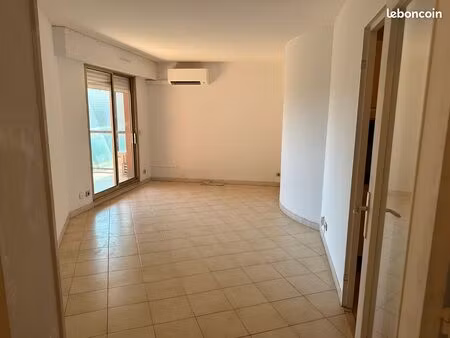t2 très bon état grand balcon calme climatisé quartier castellane dans résidence sécurisée