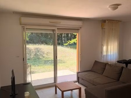 t2 meublé de 45 m² rénové – rdc avec terrasse