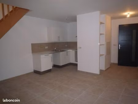agréable maison mitoyenne t2 en duplex récent et meublé de 48m2 avec jardinet clôturé et p