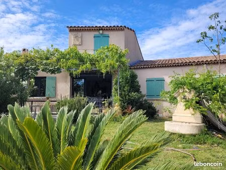 villa provençale avec piscine  terrain clos