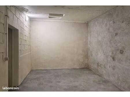 ? local de stockage 27 m² – accès direct véhicule – idéal artisans / petites entreprises