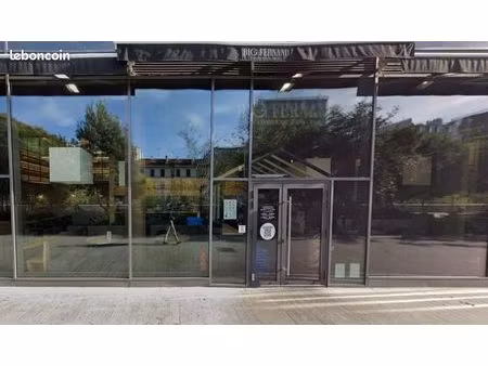 local restaurant 244 m²