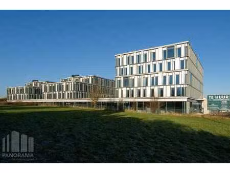 1.383 m² de bureaux nouvellement construits à 250 m ( !!)...
