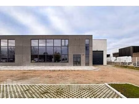 bâtiment industriel de 1.722 m² sur parcelle privée à lou...