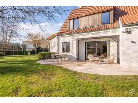 magnifique villa rénovée  située sur un grand terrain de 13