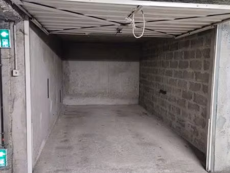 box de garage fermé à louer – oullins centre – 14 m²
