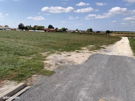 terrain à bâtir de 381 m2 au prix de 49900 à grezac (17)