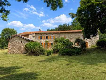 ferme en pierres sur terrain attenant sans vis à vis