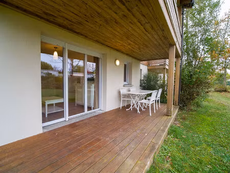appartement type t3 refait à neuf au pied du lac