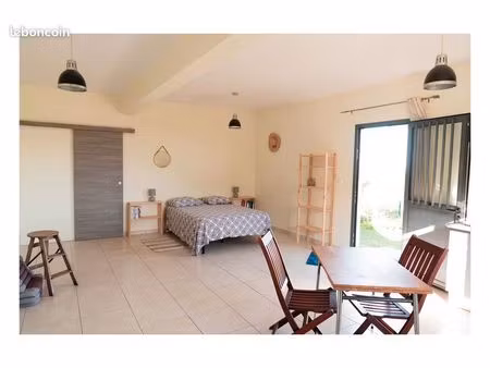 location meublée – studio de 50 m² avec vue exceptionnelle sur la baie de saint-paul