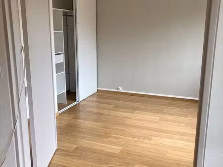 f2 lumineux refait à neuf + garage privé
