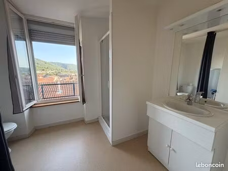 grand studio tour de ville traversant