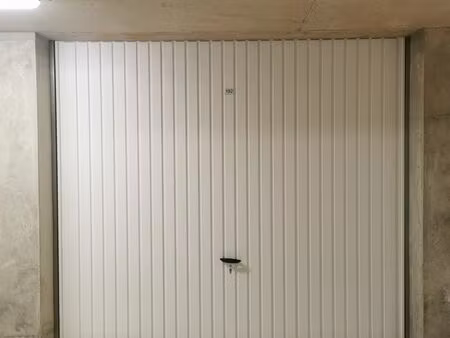 garage fermé en sous sol sécurisé - proche bus pour genève