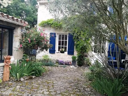 maison ancienne   un veritable écrin de verdure