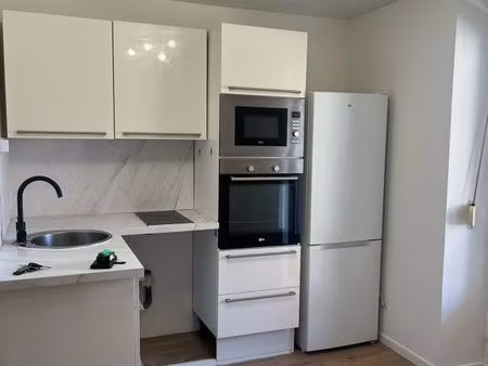 studio frontière avec balcon