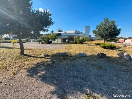 local commercial de 340m2 avec belle visibilité